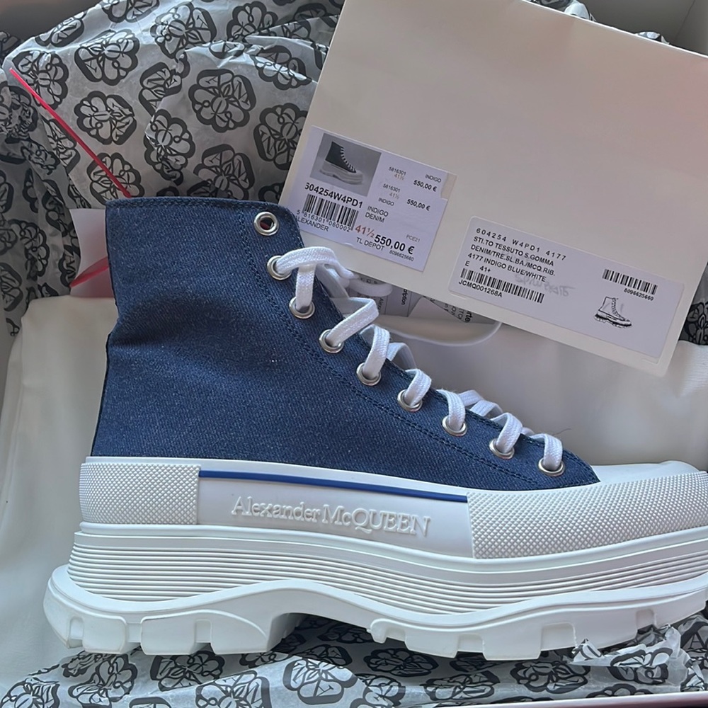 Brand new never worn MENS Alexander Mcqueen size 9MEN